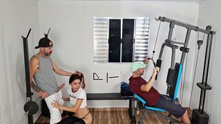 Exkluzív! háziasszony durván megbassza férjét hátulról az edzőteremben!
