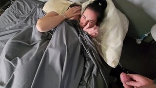 Dupla kicsike cickós barna hajú lányra pisil az ágyban majd pisi áztatta bugyijukban csókolóznak
