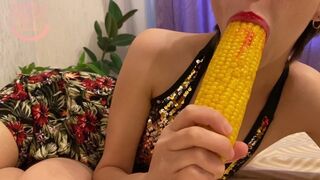 Pici nika durva anál játéka étellel 4k-ban