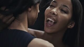 Ebony Vampire Mistress Lia Lin elcsábít egy spanyol hatalmas keblű tini lányt a Vampired kemény domina játékában