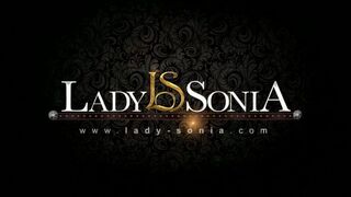 Lady Sonia megmutatja a brit MILF csábítását egy fiatal kisasszony előtt kötözős jelenetben