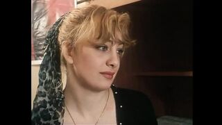 Világos Szőke nagymellű csajok szőrös csajszit szopnak nagy farokkal retro jelenetben